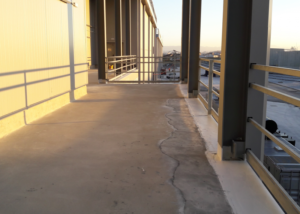 PAVIMENTO IMPERMEABLE EN PASILLO DE MANTENIMIENTO