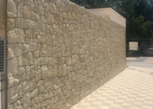 TRATAMIENTO ANTIGRAFITI EN MURO DE PIEDRA NATURAL