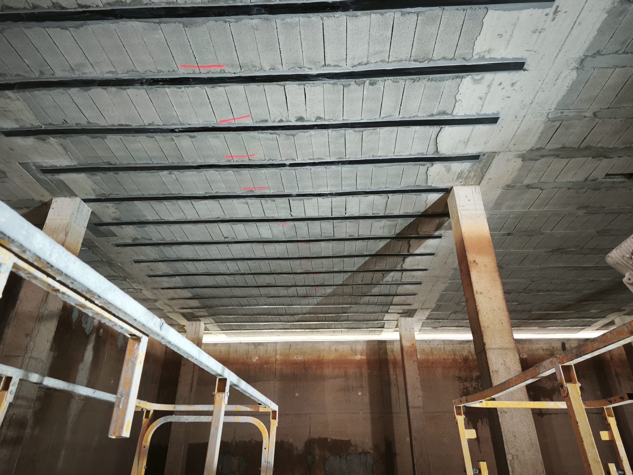 Refuerzo con fibra de carbono en depósito de agua