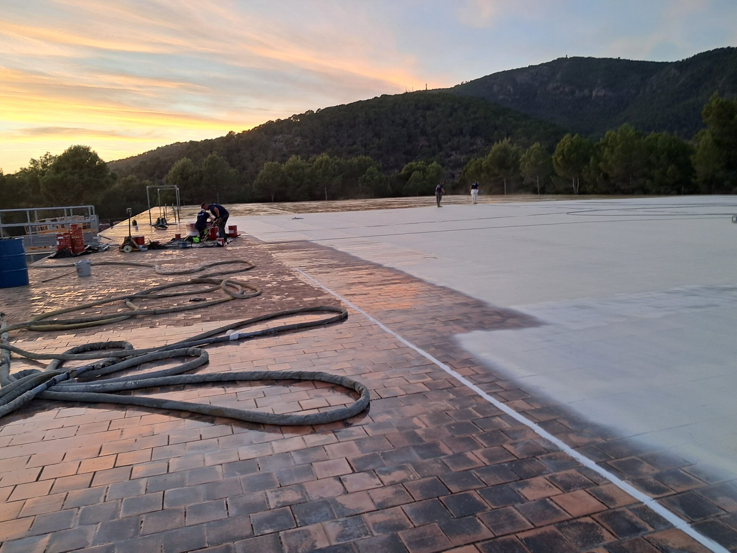 Impermeabilización de Cubierta en Costa d'en Blanes al atardecer