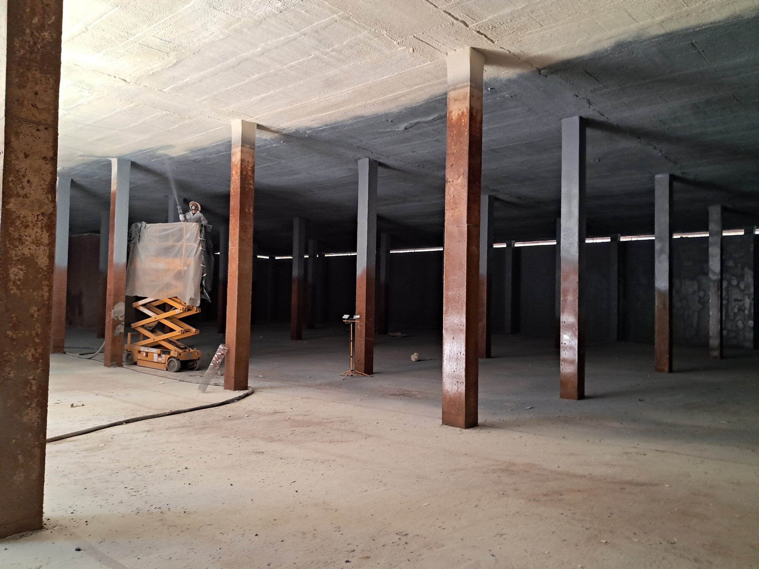 Proyección de polyurea en depósito Mallorca