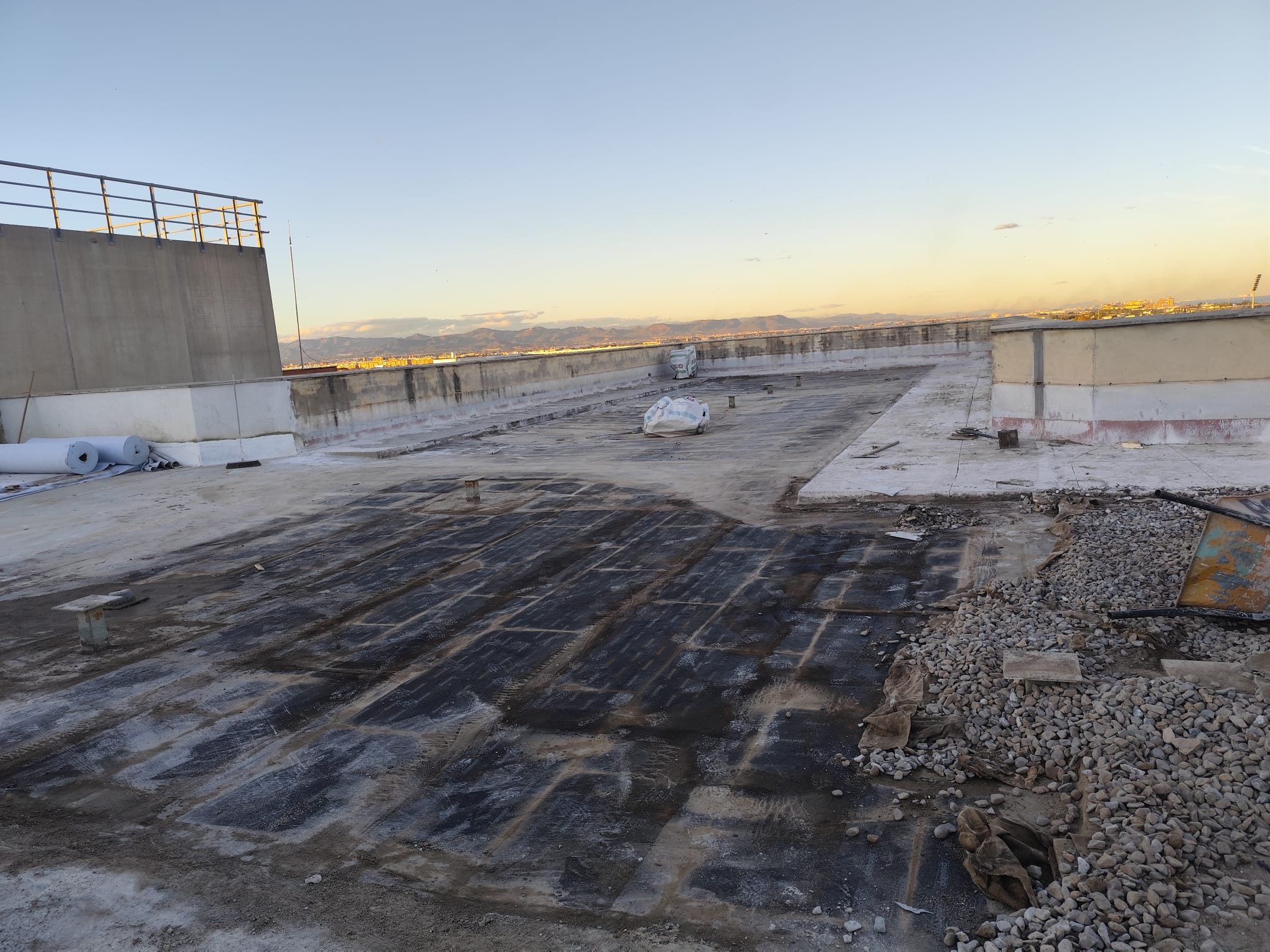 Retiro de losa perimetral Cubierta Facultad de Derecho UV