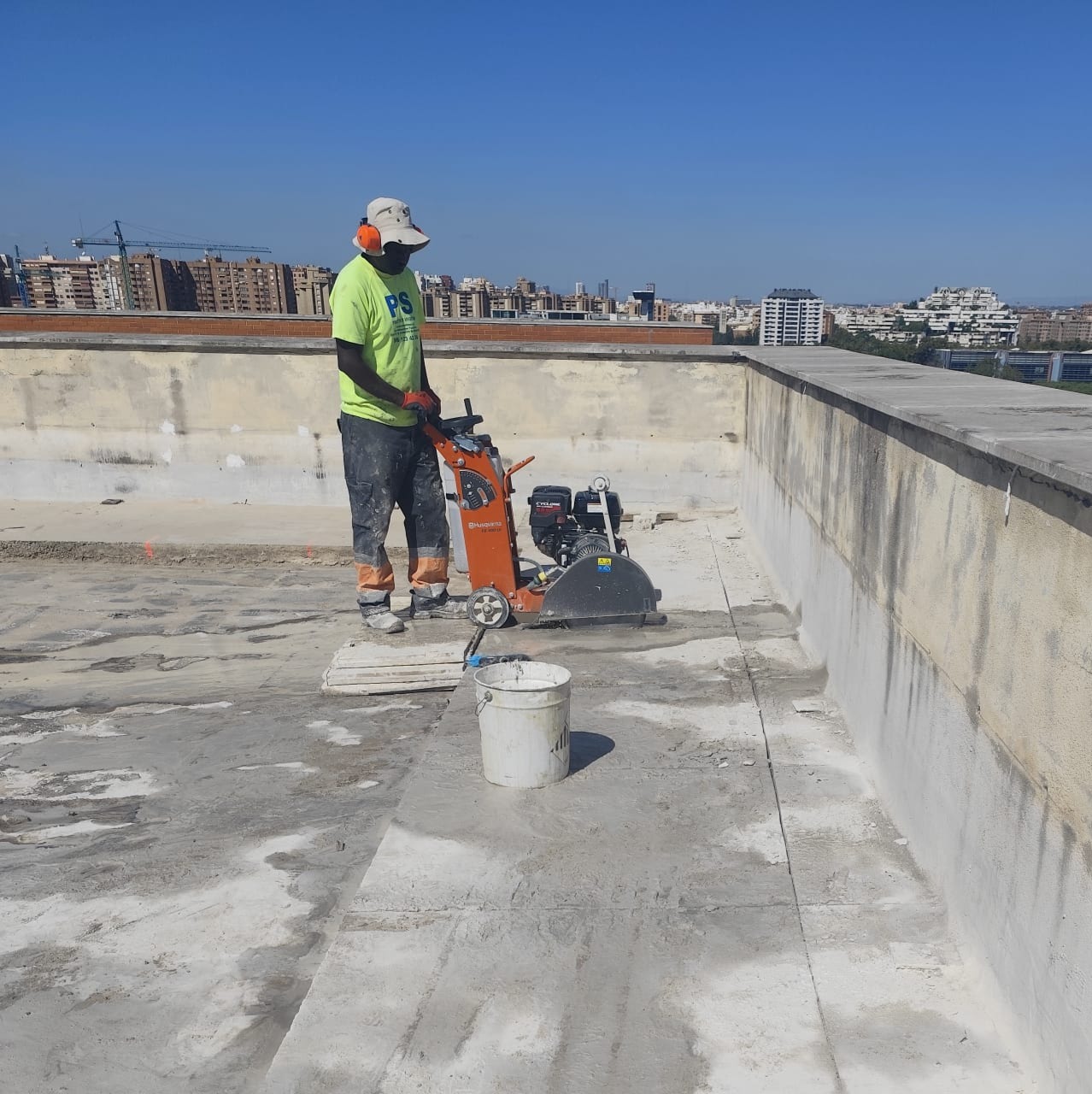Trabajador retirando losa perimetral Cubierta Facultad de Derecho UV